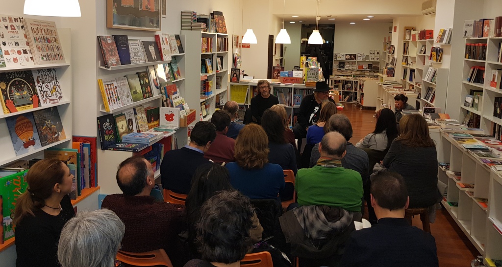 José Iniesta presenta su poemario “El eje de la luz” en la librería Ambreta de Valencia.